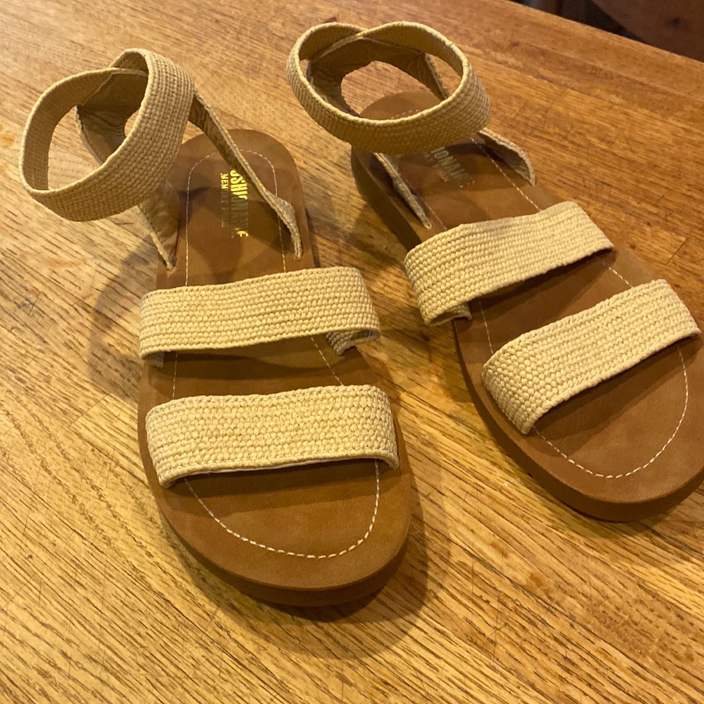Neutral ankle strap sandals